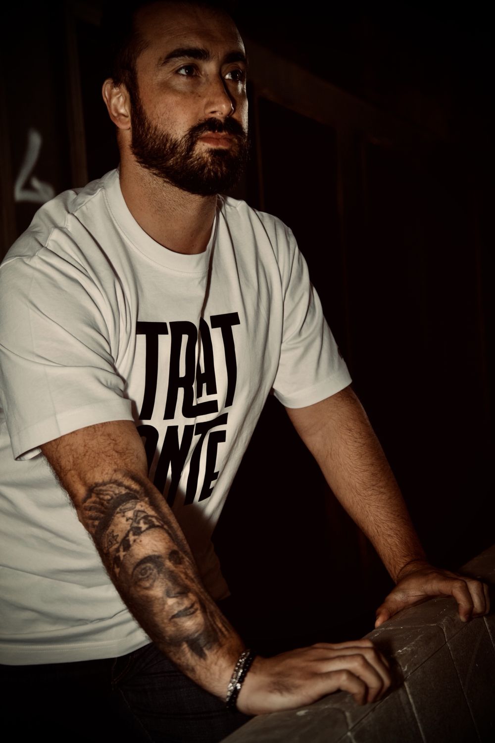 Bruno, sócio da TRATANTE, com a t-shirt TRAT ANTE